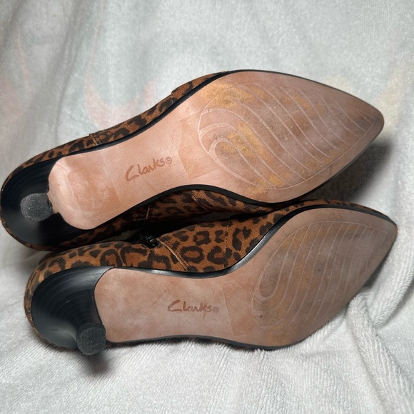 Clarks Brown Leopard Ankle Kitten Pointed Toe Heel Booties Size 7 - Picture 4 of 9